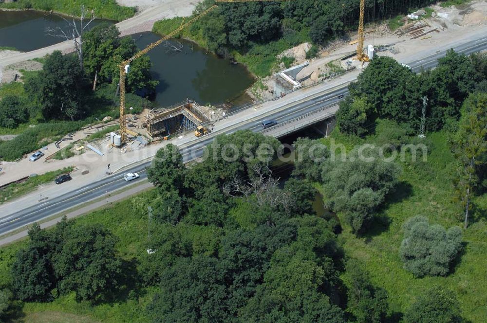 Aerial photograph Dessau - Blick auf verschiedene Brückenbauwerke an der Baustelle zum Ausbau der B184 zwischen Dessau und Roßlau in Sachsen-Anhalt. Die B184 wird aufgrund des gestiegenen Verkehrsaufkommens 4-streifig über den Verlauf der Elbe hinweg ausgebaut.Bauherr ist der Landesbetrieb Bau Sachsen-Anhalt, die Projektleitung liegt bei SCHÜßLER-PLAN Berlin.