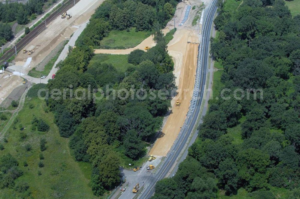 Dessau from above - Blick auf verschiedene Brückenbauwerke an der Baustelle zum Ausbau der B184 zwischen Dessau und Roßlau in Sachsen-Anhalt. Die B184 wird aufgrund des gestiegenen Verkehrsaufkommens 4-streifig über den Verlauf der Elbe hinweg ausgebaut.Bauherr ist der Landesbetrieb Bau Sachsen-Anhalt, die Projektleitung liegt bei SCHÜßLER-PLAN Berlin.