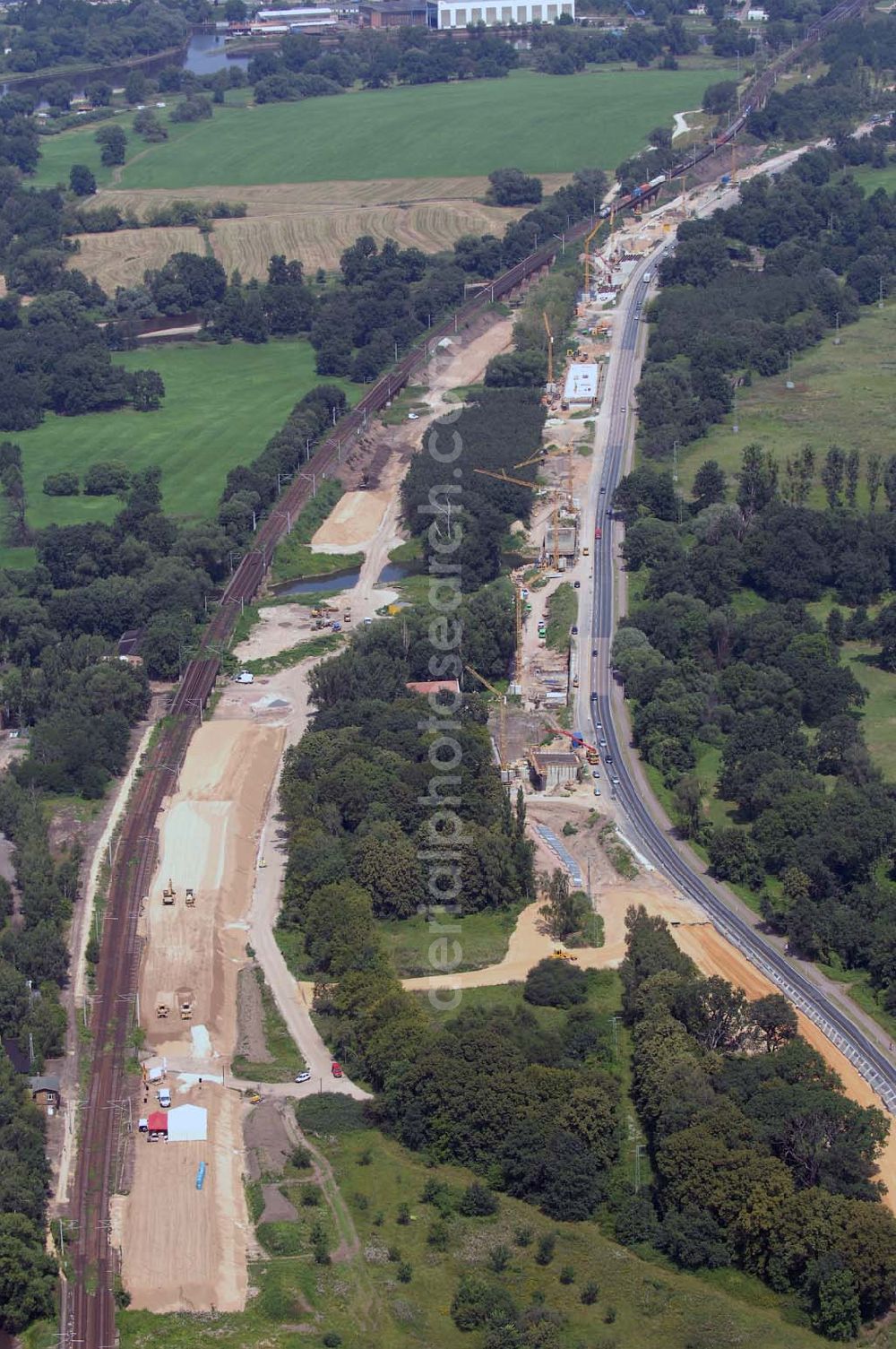 Aerial photograph Dessau - Blick auf verschiedene Brückenbauwerke an der Baustelle zum Ausbau der B184 zwischen Dessau und Roßlau in Sachsen-Anhalt. Die B184 wird aufgrund des gestiegenen Verkehrsaufkommens 4-streifig über den Verlauf der Elbe hinweg ausgebaut.Bauherr ist der Landesbetrieb Bau Sachsen-Anhalt, die Projektleitung liegt bei SCHÜßLER-PLAN Berlin.