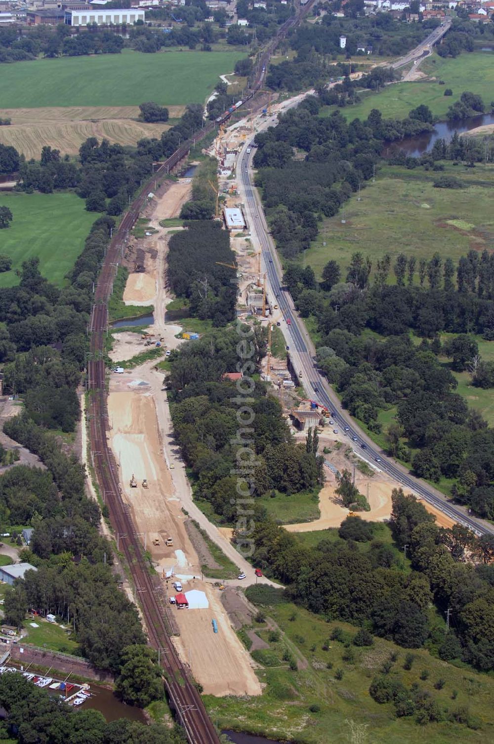 Dessau from above - Blick auf verschiedene Brückenbauwerke an der Baustelle zum Ausbau der B184 zwischen Dessau und Roßlau in Sachsen-Anhalt. Die B184 wird aufgrund des gestiegenen Verkehrsaufkommens 4-streifig über den Verlauf der Elbe hinweg ausgebaut.Bauherr ist der Landesbetrieb Bau Sachsen-Anhalt, die Projektleitung liegt bei SCHÜßLER-PLAN Berlin.