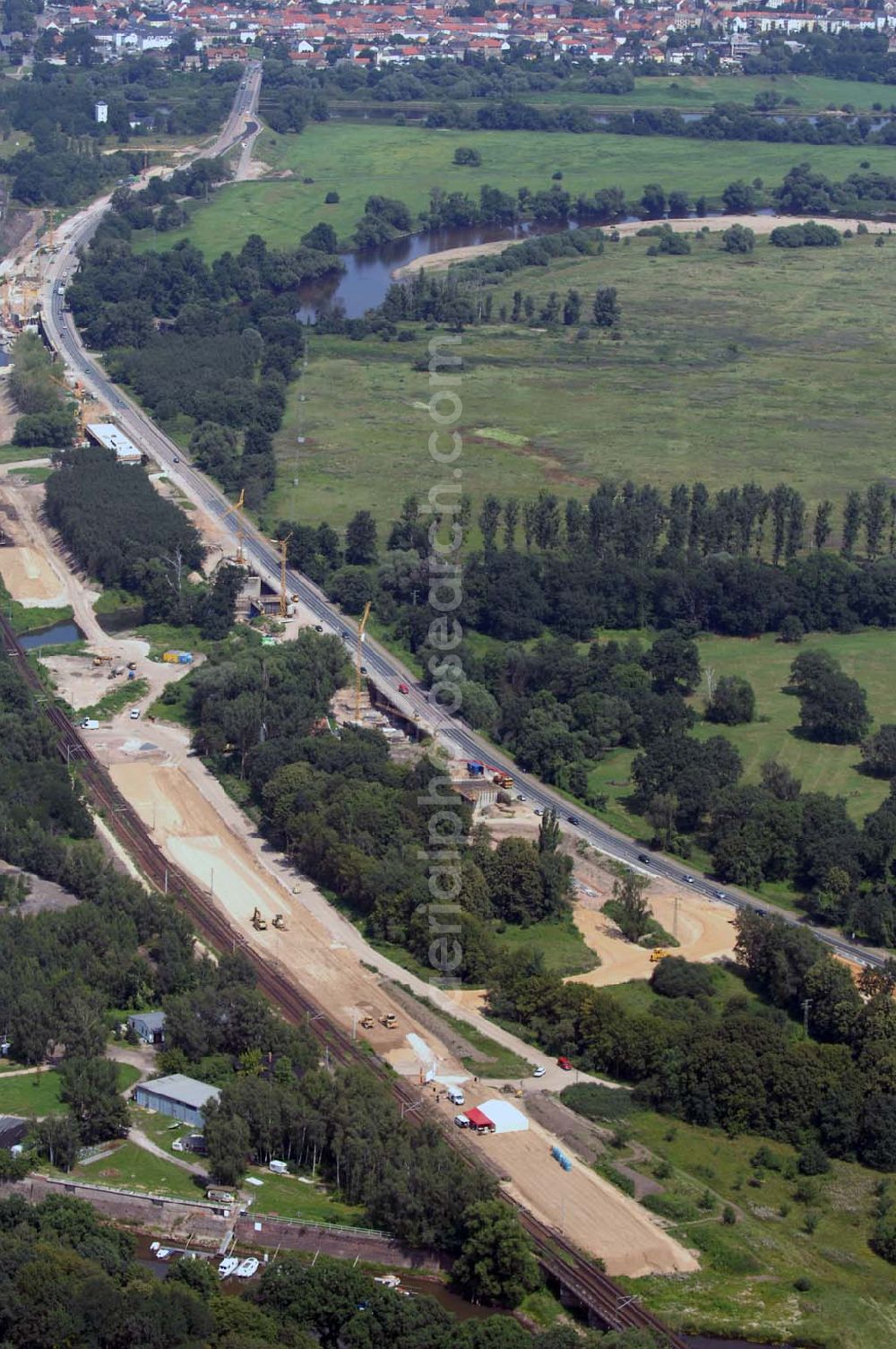 Dessau from the bird's eye view: Blick auf verschiedene Brückenbauwerke an der Baustelle zum Ausbau der B184 zwischen Dessau und Roßlau in Sachsen-Anhalt. Die B184 wird aufgrund des gestiegenen Verkehrsaufkommens 4-streifig über den Verlauf der Elbe hinweg ausgebaut.Bauherr ist der Landesbetrieb Bau Sachsen-Anhalt, die Projektleitung liegt bei SCHÜßLER-PLAN Berlin.