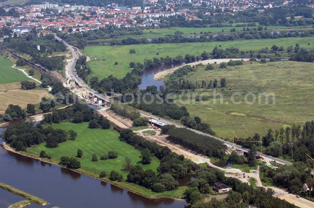 Dessau from above - Blick auf verschiedene Brückenbauwerke an der Baustelle zum Ausbau der B184 zwischen Dessau und Roßlau in Sachsen-Anhalt. Die B184 wird aufgrund des gestiegenen Verkehrsaufkommens 4-streifig über den Verlauf der Elbe hinweg ausgebaut.Bauherr ist der Landesbetrieb Bau Sachsen-Anhalt, die Projektleitung liegt bei SCHÜßLER-PLAN Berlin.