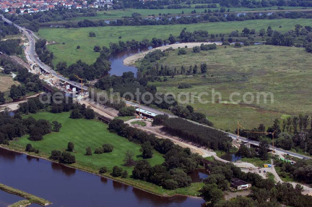 Dessau from the bird's eye view: Blick auf verschiedene Brückenbauwerke an der Baustelle zum Ausbau der B184 zwischen Dessau und Roßlau in Sachsen-Anhalt. Die B184 wird aufgrund des gestiegenen Verkehrsaufkommens 4-streifig über den Verlauf der Elbe hinweg ausgebaut.Bauherr ist der Landesbetrieb Bau Sachsen-Anhalt, die Projektleitung liegt bei SCHÜßLER-PLAN Berlin.