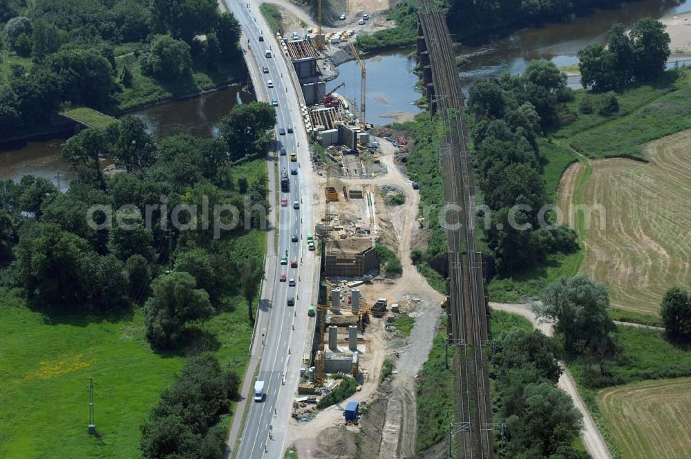 Dessau from above - Blick auf verschiedene Brückenbauwerke an der Baustelle zum Ausbau der B184 zwischen Dessau und Roßlau in Sachsen-Anhalt. Die B184 wird aufgrund des gestiegenen Verkehrsaufkommens 4-streifig über den Verlauf der Elbe hinweg ausgebaut.Bauherr ist der Landesbetrieb Bau Sachsen-Anhalt, die Projektleitung liegt bei SCHÜßLER-PLAN Berlin.