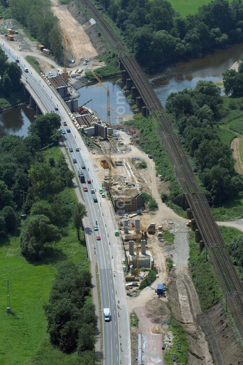 Dessau from the bird's eye view: Blick auf verschiedene Brückenbauwerke an der Baustelle zum Ausbau der B184 zwischen Dessau und Roßlau in Sachsen-Anhalt. Die B184 wird aufgrund des gestiegenen Verkehrsaufkommens 4-streifig über den Verlauf der Elbe hinweg ausgebaut.Bauherr ist der Landesbetrieb Bau Sachsen-Anhalt, die Projektleitung liegt bei SCHÜßLER-PLAN Berlin.