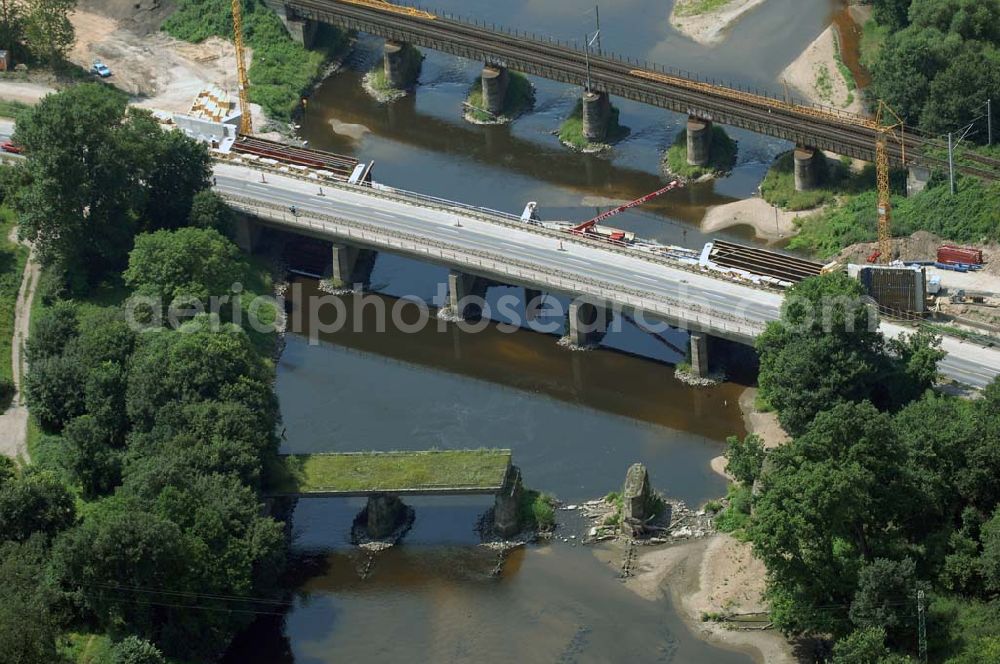 Aerial photograph Dessau - Blick auf verschiedene Brückenbauwerke an der Baustelle zum Ausbau der B184 zwischen Dessau und Roßlau in Sachsen-Anhalt. Die B184 wird aufgrund des gestiegenen Verkehrsaufkommens 4-streifig über den Verlauf der Elbe hinweg ausgebaut.Bauherr ist der Landesbetrieb Bau Sachsen-Anhalt, die Projektleitung liegt bei SCHÜßLER-PLAN Berlin.