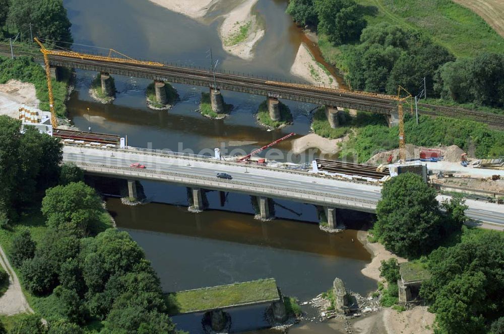 Dessau from above - Blick auf verschiedene Brückenbauwerke an der Baustelle zum Ausbau der B184 zwischen Dessau und Roßlau in Sachsen-Anhalt. Die B184 wird aufgrund des gestiegenen Verkehrsaufkommens 4-streifig über den Verlauf der Elbe hinweg ausgebaut.Bauherr ist der Landesbetrieb Bau Sachsen-Anhalt, die Projektleitung liegt bei SCHÜßLER-PLAN Berlin.