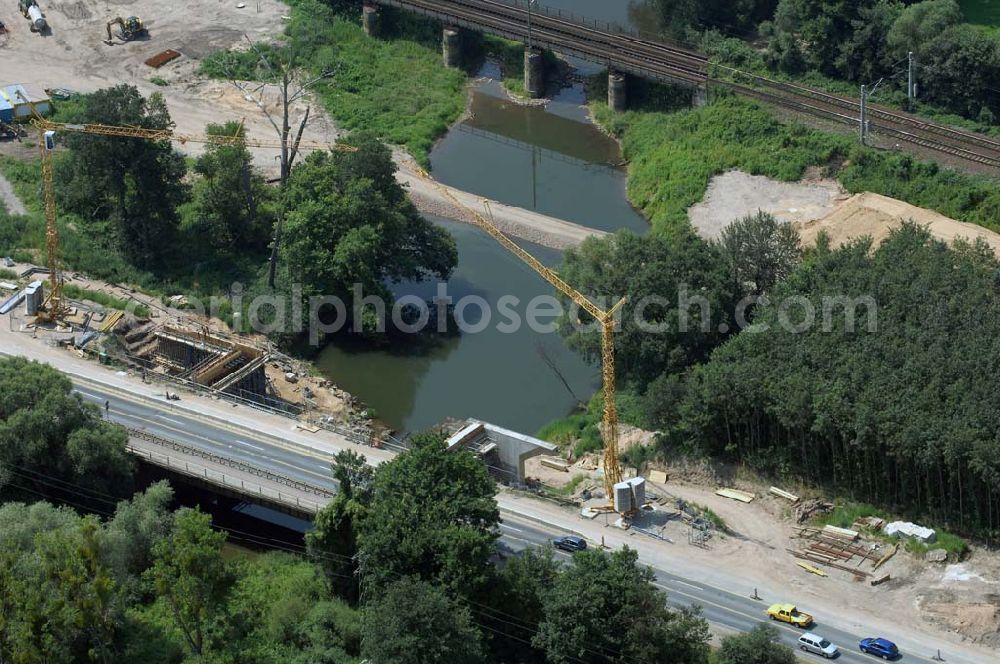 Aerial photograph Dessau - Blick auf verschiedene Brückenbauwerke an der Baustelle zum Ausbau der B184 zwischen Dessau und Roßlau in Sachsen-Anhalt. Die B184 wird aufgrund des gestiegenen Verkehrsaufkommens 4-streifig über den Verlauf der Elbe hinweg ausgebaut.Bauherr ist der Landesbetrieb Bau Sachsen-Anhalt, die Projektleitung liegt bei SCHÜßLER-PLAN Berlin.