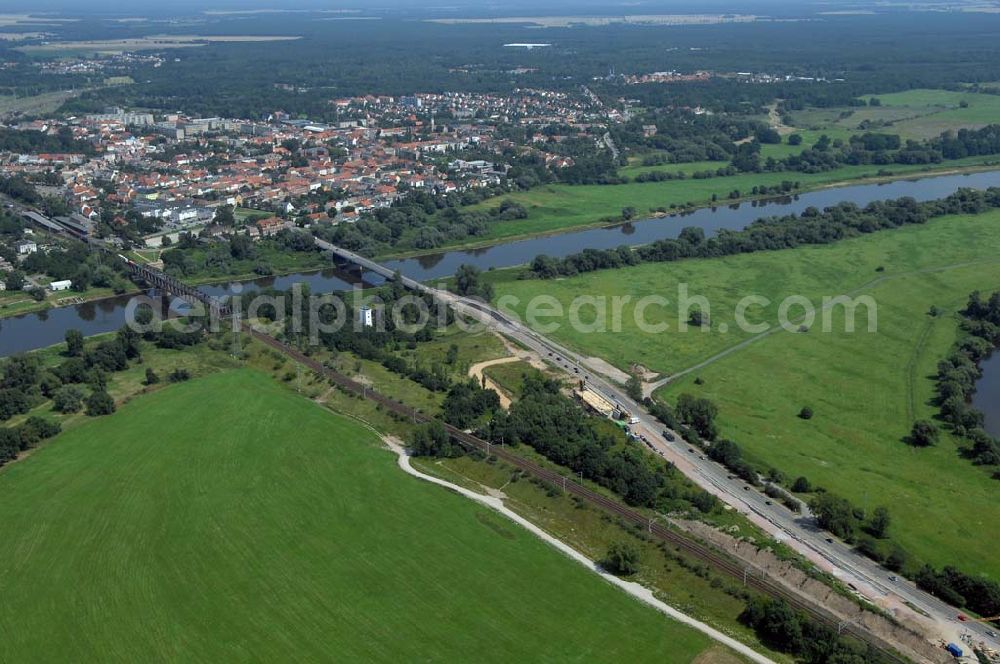 Dessau from above - Blick auf verschiedene Brückenbauwerke an der Baustelle zum Ausbau der B184 zwischen Dessau und Roßlau in Sachsen-Anhalt. Die B184 wird aufgrund des gestiegenen Verkehrsaufkommens 4-streifig über den Verlauf der Elbe hinweg ausgebaut.Bauherr ist der Landesbetrieb Bau Sachsen-Anhalt, die Projektleitung liegt bei SCHÜßLER-PLAN Berlin.