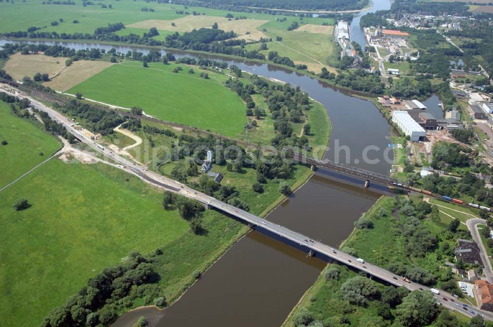 Aerial photograph Dessau - Blick auf verschiedene Brückenbauwerke an der Baustelle zum Ausbau der B184 zwischen Dessau und Roßlau in Sachsen-Anhalt. Die B184 wird aufgrund des gestiegenen Verkehrsaufkommens 4-streifig über den Verlauf der Elbe hinweg ausgebaut.Bauherr ist der Landesbetrieb Bau Sachsen-Anhalt, die Projektleitung liegt bei SCHÜßLER-PLAN Berlin.