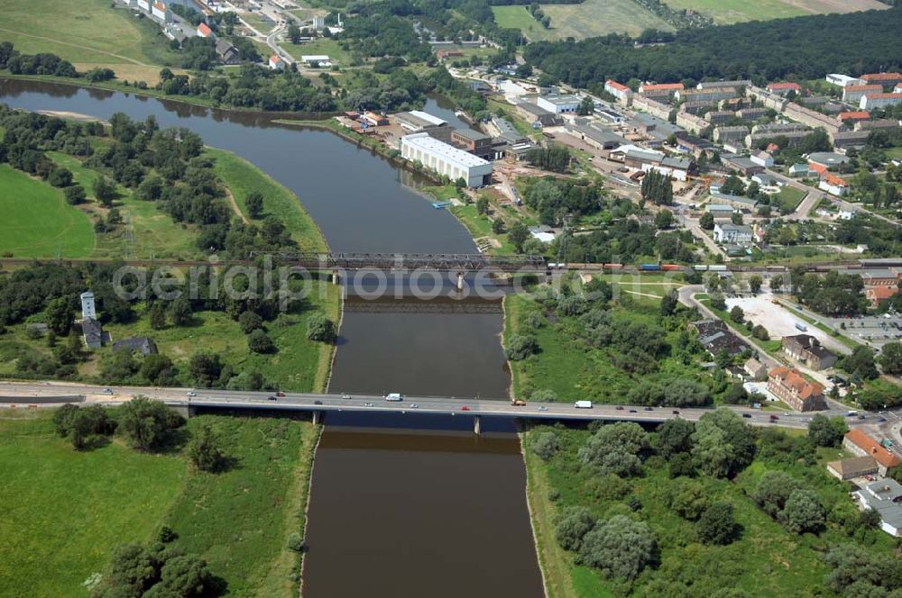 Dessau from above - Blick auf verschiedene Brückenbauwerke an der Baustelle zum Ausbau der B184 zwischen Dessau und Roßlau in Sachsen-Anhalt. Die B184 wird aufgrund des gestiegenen Verkehrsaufkommens 4-streifig über den Verlauf der Elbe hinweg ausgebaut.Bauherr ist der Landesbetrieb Bau Sachsen-Anhalt, die Projektleitung liegt bei SCHÜßLER-PLAN Berlin.