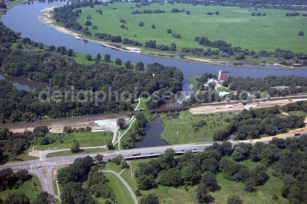 Dessau from above - Blick auf verschiedene Brückenbauwerke an der Baustelle zum Ausbau der B184 zwischen Dessau und Roßlau in Sachsen-Anhalt. Die B184 wird aufgrund des gestiegenen Verkehrsaufkommens 4-streifig über den Verlauf der Elbe hinweg ausgebaut.Bauherr ist der Landesbetrieb Bau Sachsen-Anhalt, die Projektleitung liegt bei SCHÜßLER-PLAN Berlin.