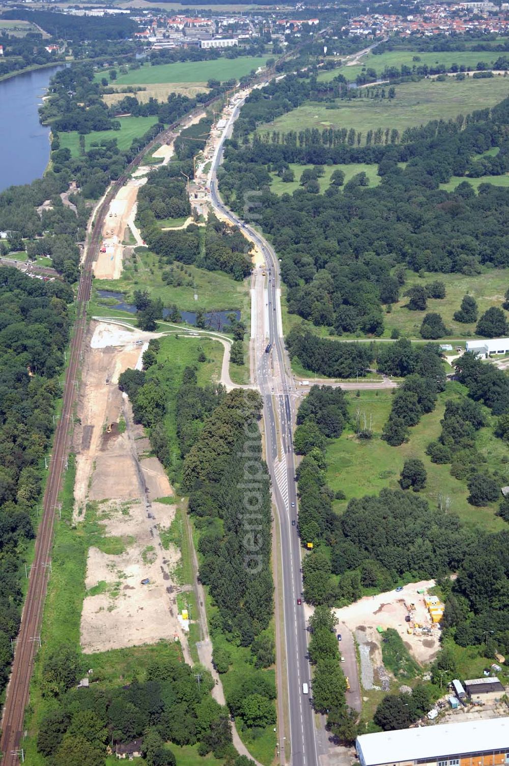 Dessau from above - Blick auf verschiedene Brückenbauwerke an der Baustelle zum Ausbau der B184 zwischen Dessau und Roßlau in Sachsen-Anhalt. Die B184 wird aufgrund des gestiegenen Verkehrsaufkommens 4-streifig über den Verlauf der Elbe hinweg ausgebaut.Bauherr ist der Landesbetrieb Bau Sachsen-Anhalt, die Projektleitung liegt bei SCHÜßLER-PLAN Berlin.