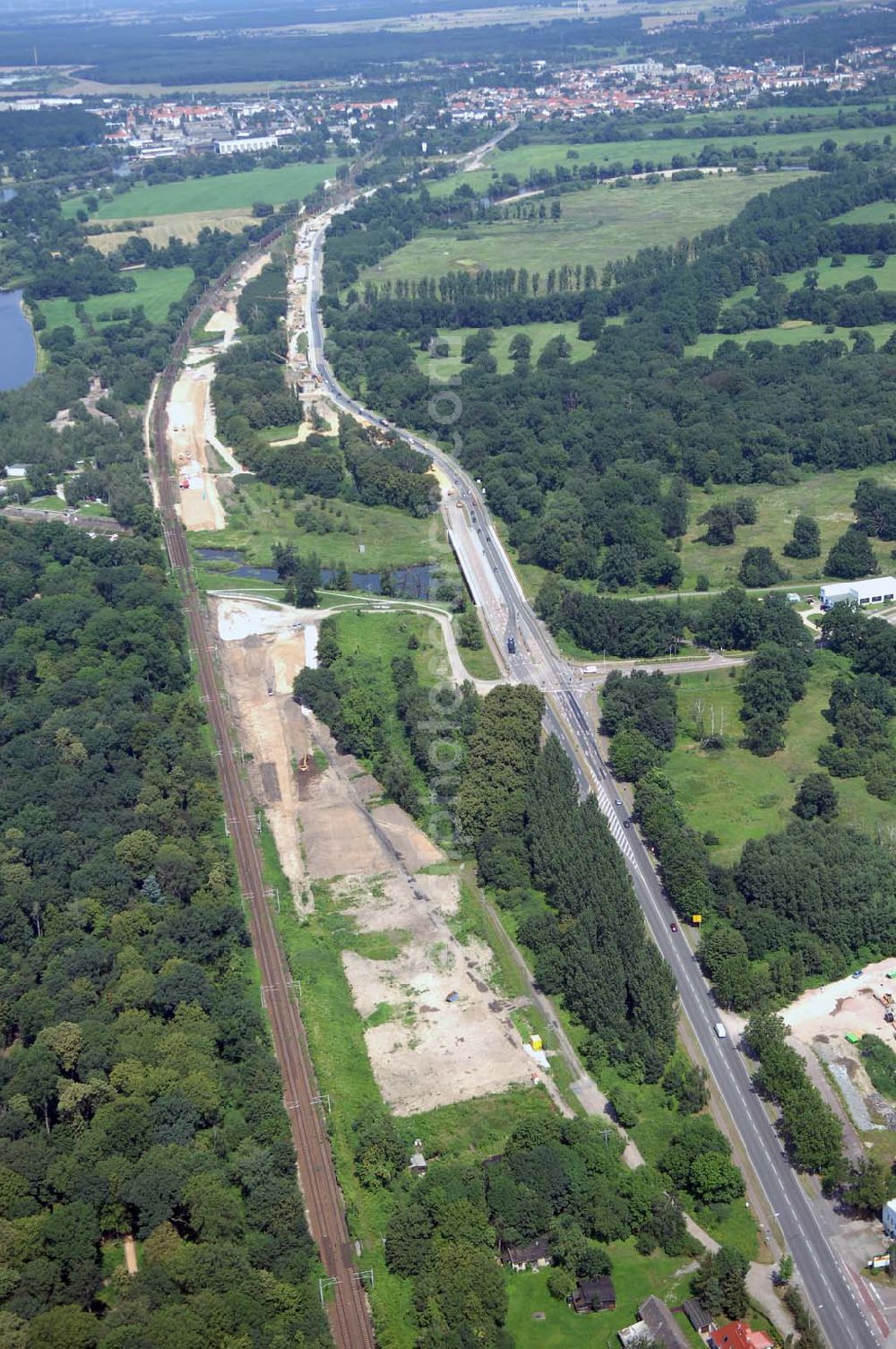 Dessau from the bird's eye view: Blick auf verschiedene Brückenbauwerke an der Baustelle zum Ausbau der B184 zwischen Dessau und Roßlau in Sachsen-Anhalt. Die B184 wird aufgrund des gestiegenen Verkehrsaufkommens 4-streifig über den Verlauf der Elbe hinweg ausgebaut.Bauherr ist der Landesbetrieb Bau Sachsen-Anhalt, die Projektleitung liegt bei SCHÜßLER-PLAN Berlin.