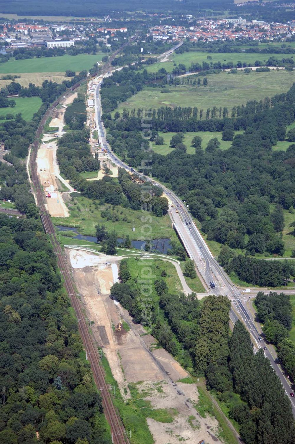 Aerial photograph Dessau - Blick auf verschiedene Brückenbauwerke an der Baustelle zum Ausbau der B184 zwischen Dessau und Roßlau in Sachsen-Anhalt. Die B184 wird aufgrund des gestiegenen Verkehrsaufkommens 4-streifig über den Verlauf der Elbe hinweg ausgebaut.Bauherr ist der Landesbetrieb Bau Sachsen-Anhalt, die Projektleitung liegt bei SCHÜßLER-PLAN Berlin.