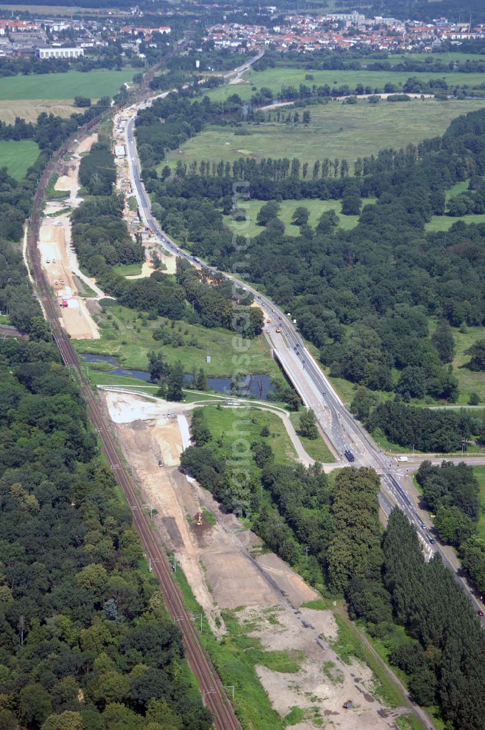 Dessau from above - Blick auf verschiedene Brückenbauwerke an der Baustelle zum Ausbau der B184 zwischen Dessau und Roßlau in Sachsen-Anhalt. Die B184 wird aufgrund des gestiegenen Verkehrsaufkommens 4-streifig über den Verlauf der Elbe hinweg ausgebaut.Bauherr ist der Landesbetrieb Bau Sachsen-Anhalt, die Projektleitung liegt bei SCHÜßLER-PLAN Berlin.