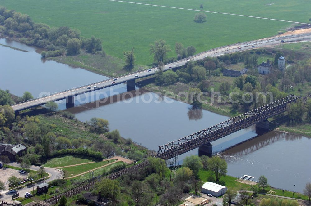 Roßlau from the bird's eye view: Blick auf verschiedene Brückenbauwerke an der Baustelle zum Ausbau der B184 zwischen Dessau und Roßlau in Sachsen-Anhalt. Die B184 wird aufgrund des gestiegenen Verkehrsaufkommens 4-streifig über den Verlauf der Elbe hinweg ausgebaut.Bauherr ist der Landesbetrieb Bau Sachsen-Anhalt, die Projektleitung liegt bei SCHÜßLER-PLAN Berlin.