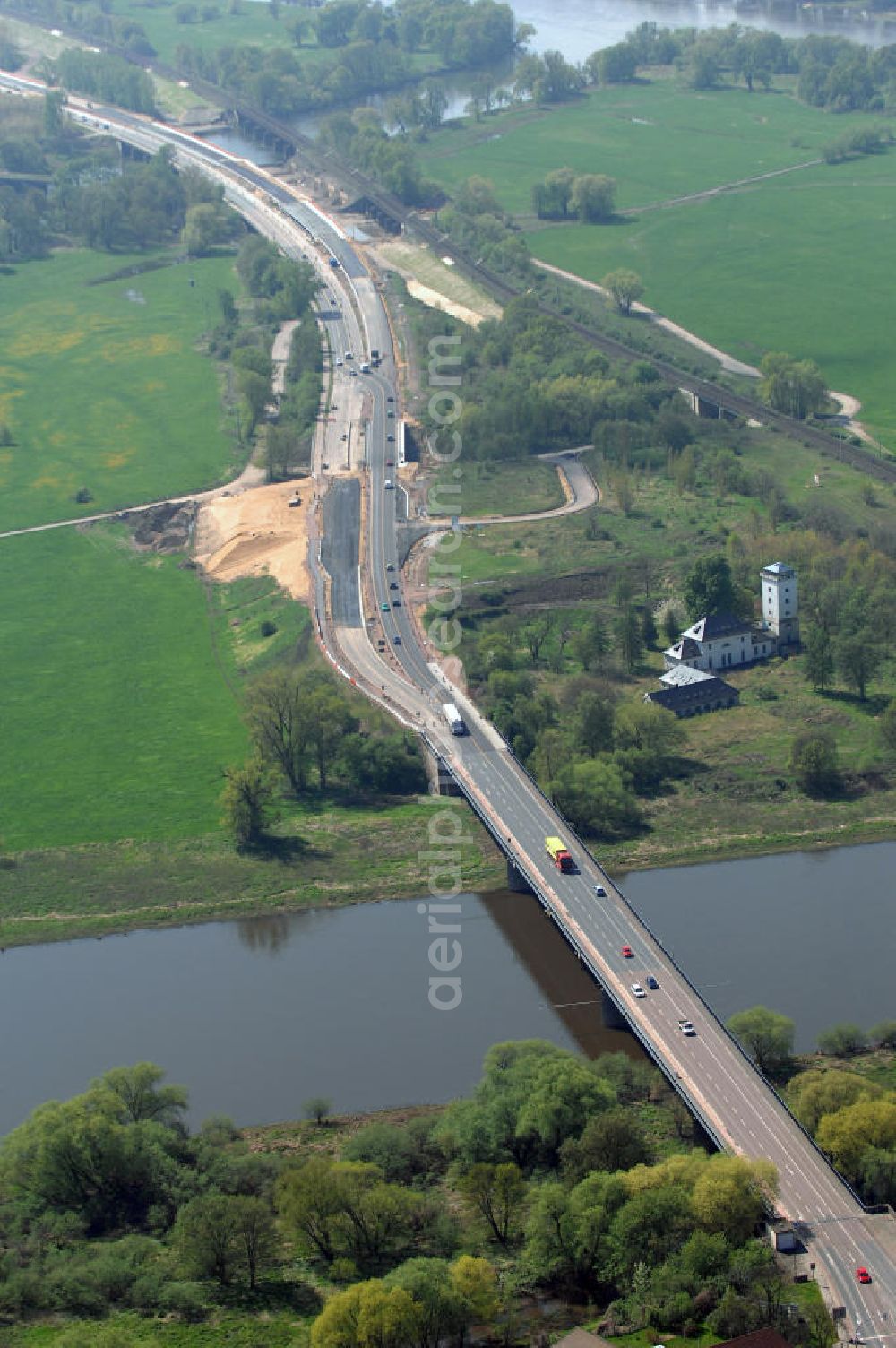 Aerial photograph Roßlau - Blick auf verschiedene Brückenbauwerke an der Baustelle zum Ausbau der B184 zwischen Dessau und Roßlau in Sachsen-Anhalt. Die B184 wird aufgrund des gestiegenen Verkehrsaufkommens 4-streifig über den Verlauf der Elbe hinweg ausgebaut.Bauherr ist der Landesbetrieb Bau Sachsen-Anhalt, die Projektleitung liegt bei SCHÜßLER-PLAN Berlin.