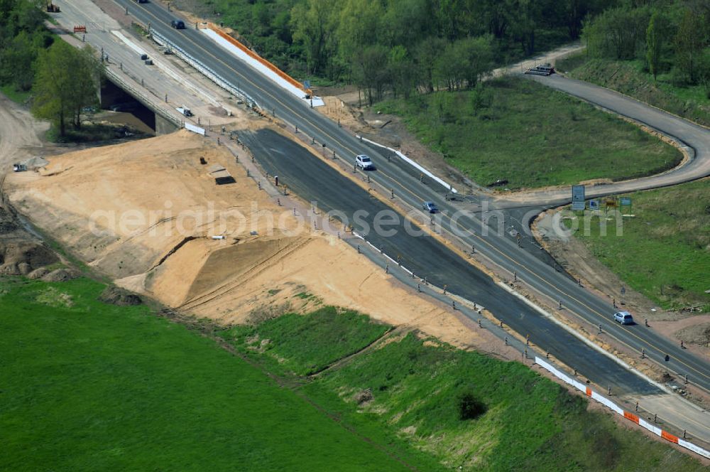 Roßlau from above - Blick auf verschiedene Brückenbauwerke an der Baustelle zum Ausbau der B184 zwischen Dessau und Roßlau in Sachsen-Anhalt. Die B184 wird aufgrund des gestiegenen Verkehrsaufkommens 4-streifig über den Verlauf der Elbe hinweg ausgebaut.Bauherr ist der Landesbetrieb Bau Sachsen-Anhalt, die Projektleitung liegt bei SCHÜßLER-PLAN Berlin.