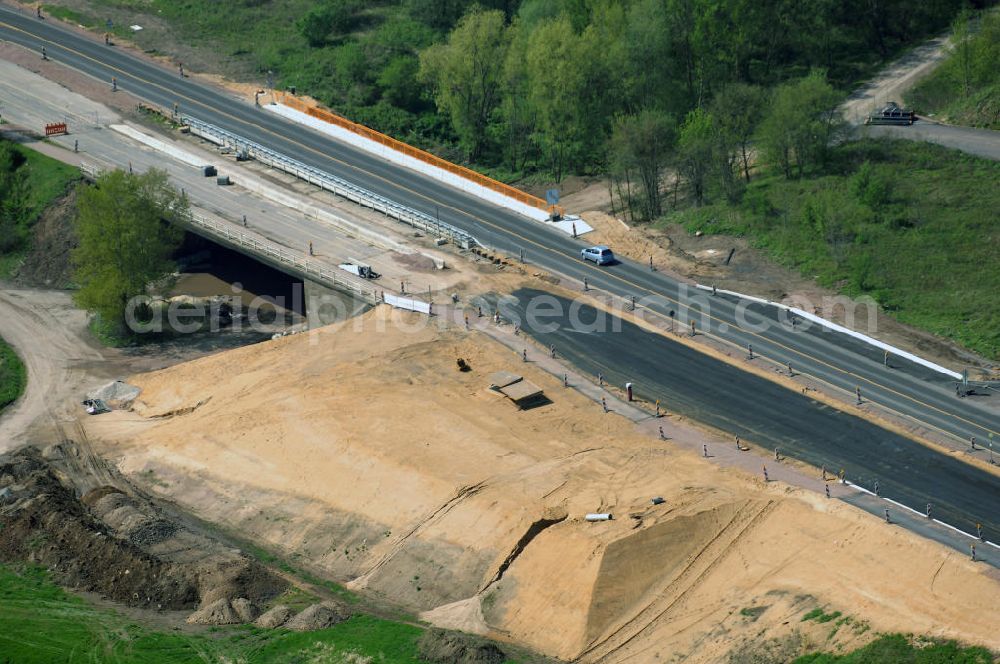 Roßlau from the bird's eye view: Blick auf verschiedene Brückenbauwerke an der Baustelle zum Ausbau der B184 zwischen Dessau und Roßlau in Sachsen-Anhalt. Die B184 wird aufgrund des gestiegenen Verkehrsaufkommens 4-streifig über den Verlauf der Elbe hinweg ausgebaut.Bauherr ist der Landesbetrieb Bau Sachsen-Anhalt, die Projektleitung liegt bei SCHÜßLER-PLAN Berlin.