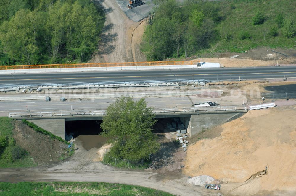 Aerial photograph Roßlau - Blick auf verschiedene Brückenbauwerke an der Baustelle zum Ausbau der B184 zwischen Dessau und Roßlau in Sachsen-Anhalt. Die B184 wird aufgrund des gestiegenen Verkehrsaufkommens 4-streifig über den Verlauf der Elbe hinweg ausgebaut.Bauherr ist der Landesbetrieb Bau Sachsen-Anhalt, die Projektleitung liegt bei SCHÜßLER-PLAN Berlin.