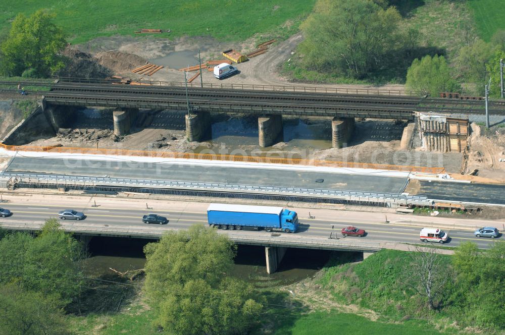 Roßlau from above - Blick auf verschiedene Brückenbauwerke an der Baustelle zum Ausbau der B184 zwischen Dessau und Roßlau in Sachsen-Anhalt. Die B184 wird aufgrund des gestiegenen Verkehrsaufkommens 4-streifig über den Verlauf der Elbe hinweg ausgebaut.Bauherr ist der Landesbetrieb Bau Sachsen-Anhalt, die Projektleitung liegt bei SCHÜßLER-PLAN Berlin.