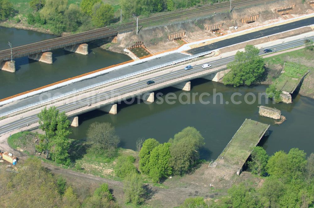 Aerial photograph Roßlau - Blick auf verschiedene Brückenbauwerke an der Baustelle zum Ausbau der B184 zwischen Dessau und Roßlau in Sachsen-Anhalt. Die B184 wird aufgrund des gestiegenen Verkehrsaufkommens 4-streifig über den Verlauf der Elbe hinweg ausgebaut.Bauherr ist der Landesbetrieb Bau Sachsen-Anhalt, die Projektleitung liegt bei SCHÜßLER-PLAN Berlin.