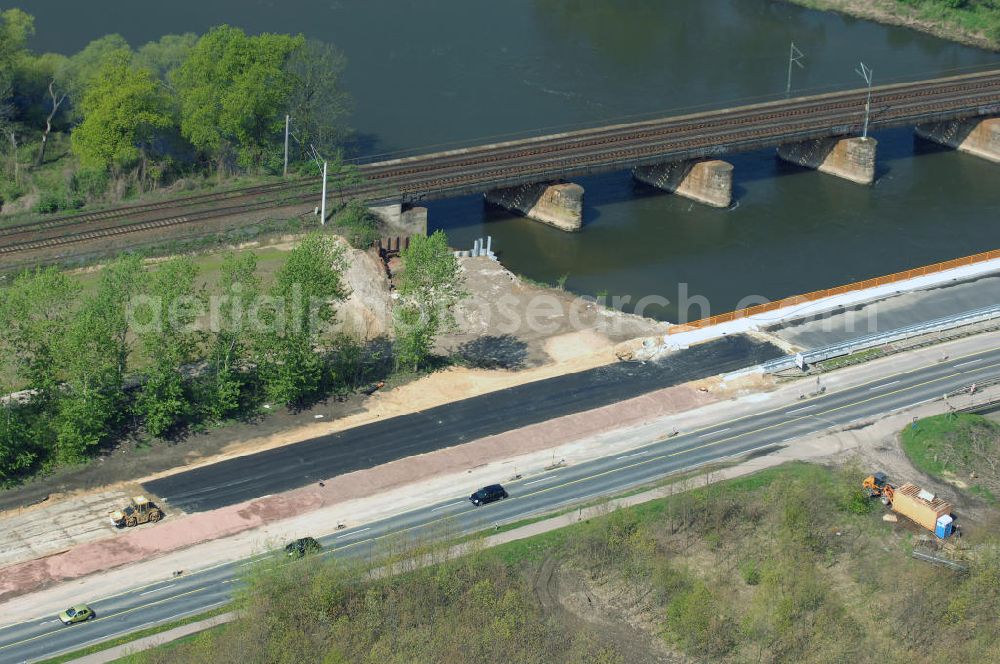 Roßlau from above - Blick auf verschiedene Brückenbauwerke an der Baustelle zum Ausbau der B184 zwischen Dessau und Roßlau in Sachsen-Anhalt. Die B184 wird aufgrund des gestiegenen Verkehrsaufkommens 4-streifig über den Verlauf der Elbe hinweg ausgebaut.Bauherr ist der Landesbetrieb Bau Sachsen-Anhalt, die Projektleitung liegt bei SCHÜßLER-PLAN Berlin.