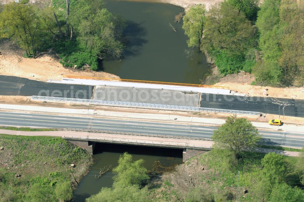 Aerial image Roßlau - Blick auf verschiedene Brückenbauwerke an der Baustelle zum Ausbau der B184 zwischen Dessau und Roßlau in Sachsen-Anhalt. Die B184 wird aufgrund des gestiegenen Verkehrsaufkommens 4-streifig über den Verlauf der Elbe hinweg ausgebaut.Bauherr ist der Landesbetrieb Bau Sachsen-Anhalt, die Projektleitung liegt bei SCHÜßLER-PLAN Berlin.