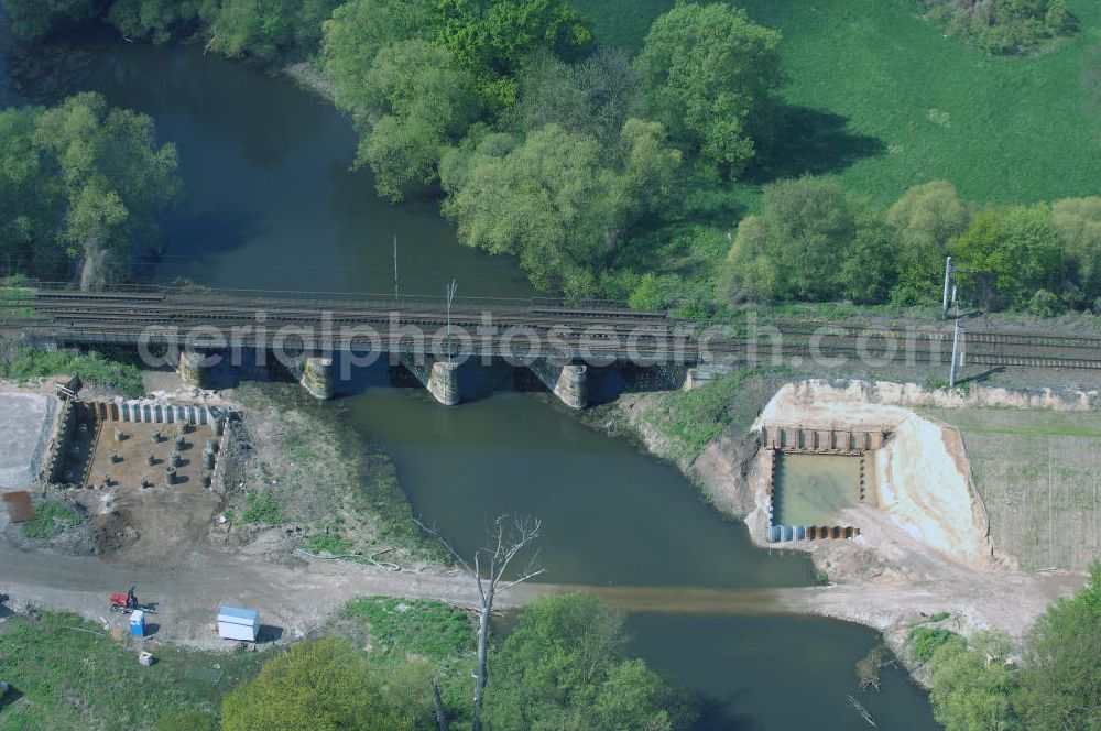 Aerial photograph Roßlau - Blick auf verschiedene Brückenbauwerke an der Baustelle zum Ausbau der B184 zwischen Dessau und Roßlau in Sachsen-Anhalt. Die B184 wird aufgrund des gestiegenen Verkehrsaufkommens 4-streifig über den Verlauf der Elbe hinweg ausgebaut.Bauherr ist der Landesbetrieb Bau Sachsen-Anhalt, die Projektleitung liegt bei SCHÜßLER-PLAN Berlin.