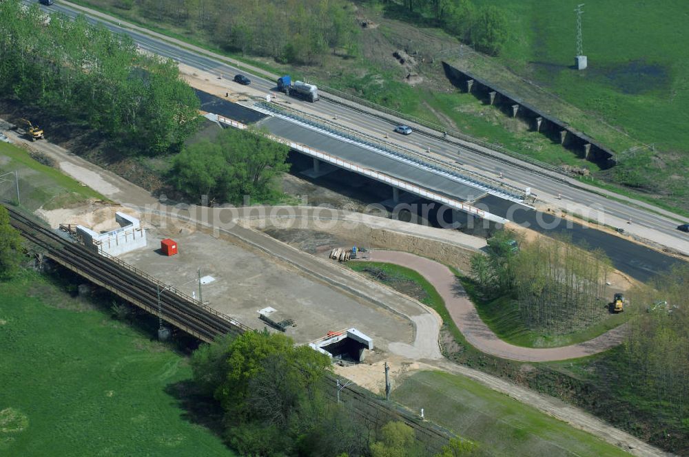 Aerial photograph Roßlau - Blick auf verschiedene Brückenbauwerke an der Baustelle zum Ausbau der B184 zwischen Dessau und Roßlau in Sachsen-Anhalt. Die B184 wird aufgrund des gestiegenen Verkehrsaufkommens 4-streifig über den Verlauf der Elbe hinweg ausgebaut.Bauherr ist der Landesbetrieb Bau Sachsen-Anhalt, die Projektleitung liegt bei SCHÜßLER-PLAN Berlin.