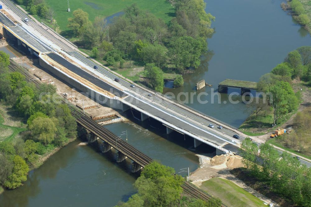 Roßlau from above - Blick auf verschiedene Brückenbauwerke an der Baustelle zum Ausbau der B184 zwischen Dessau und Roßlau in Sachsen-Anhalt. Die B184 wird aufgrund des gestiegenen Verkehrsaufkommens 4-streifig über den Verlauf der Elbe hinweg ausgebaut.Bauherr ist der Landesbetrieb Bau Sachsen-Anhalt, die Projektleitung liegt bei SCHÜßLER-PLAN Berlin.