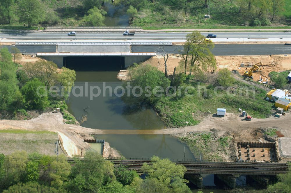 Roßlau from the bird's eye view: Blick auf verschiedene Brückenbauwerke an der Baustelle zum Ausbau der B184 zwischen Dessau und Roßlau in Sachsen-Anhalt. Die B184 wird aufgrund des gestiegenen Verkehrsaufkommens 4-streifig über den Verlauf der Elbe hinweg ausgebaut.Bauherr ist der Landesbetrieb Bau Sachsen-Anhalt, die Projektleitung liegt bei SCHÜßLER-PLAN Berlin.