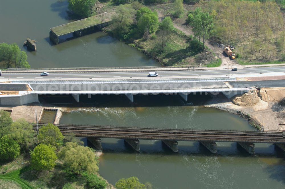 Aerial photograph Roßlau - Blick auf verschiedene Brückenbauwerke an der Baustelle zum Ausbau der B184 zwischen Dessau und Roßlau in Sachsen-Anhalt. Die B184 wird aufgrund des gestiegenen Verkehrsaufkommens 4-streifig über den Verlauf der Elbe hinweg ausgebaut.Bauherr ist der Landesbetrieb Bau Sachsen-Anhalt, die Projektleitung liegt bei SCHÜßLER-PLAN Berlin.