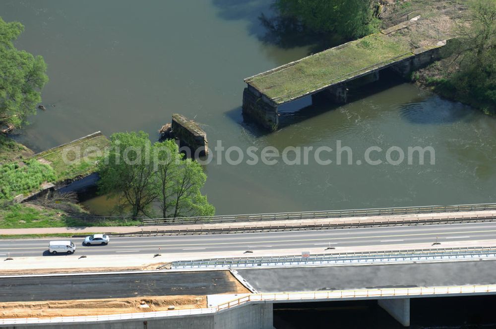 Roßlau from above - Blick auf verschiedene Brückenbauwerke an der Baustelle zum Ausbau der B184 zwischen Dessau und Roßlau in Sachsen-Anhalt. Die B184 wird aufgrund des gestiegenen Verkehrsaufkommens 4-streifig über den Verlauf der Elbe hinweg ausgebaut.Bauherr ist der Landesbetrieb Bau Sachsen-Anhalt, die Projektleitung liegt bei SCHÜßLER-PLAN Berlin.