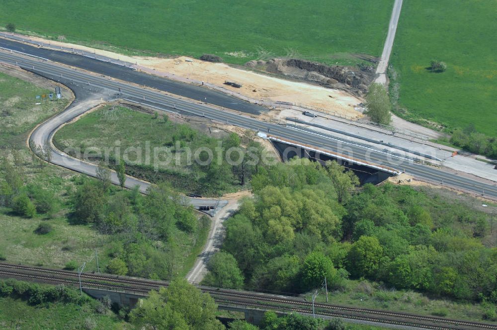 Aerial image Roßlau - Blick auf verschiedene Brückenbauwerke an der Baustelle zum Ausbau der B184 zwischen Dessau und Roßlau in Sachsen-Anhalt. Die B184 wird aufgrund des gestiegenen Verkehrsaufkommens 4-streifig über den Verlauf der Elbe hinweg ausgebaut.Bauherr ist der Landesbetrieb Bau Sachsen-Anhalt, die Projektleitung liegt bei SCHÜßLER-PLAN Berlin.