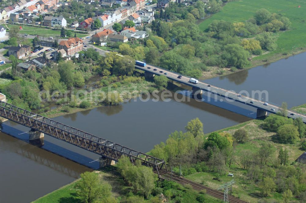 Aerial photograph Roßlau - Blick auf verschiedene Brückenbauwerke an der Baustelle zum Ausbau der B184 zwischen Dessau und Roßlau in Sachsen-Anhalt. Die B184 wird aufgrund des gestiegenen Verkehrsaufkommens 4-streifig über den Verlauf der Elbe hinweg ausgebaut.Bauherr ist der Landesbetrieb Bau Sachsen-Anhalt, die Projektleitung liegt bei SCHÜßLER-PLAN Berlin.