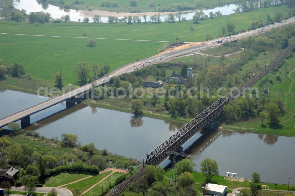 Roßlau from above - Blick auf verschiedene Brückenbauwerke an der Baustelle zum Ausbau der B184 zwischen Dessau und Roßlau in Sachsen-Anhalt. Die B184 wird aufgrund des gestiegenen Verkehrsaufkommens 4-streifig über den Verlauf der Elbe hinweg ausgebaut.Bauherr ist der Landesbetrieb Bau Sachsen-Anhalt, die Projektleitung liegt bei SCHÜßLER-PLAN Berlin.