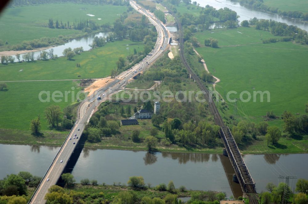 Roßlau from the bird's eye view: Blick auf verschiedene Brückenbauwerke an der Baustelle zum Ausbau der B184 zwischen Dessau und Roßlau in Sachsen-Anhalt. Die B184 wird aufgrund des gestiegenen Verkehrsaufkommens 4-streifig über den Verlauf der Elbe hinweg ausgebaut.Bauherr ist der Landesbetrieb Bau Sachsen-Anhalt, die Projektleitung liegt bei SCHÜßLER-PLAN Berlin.