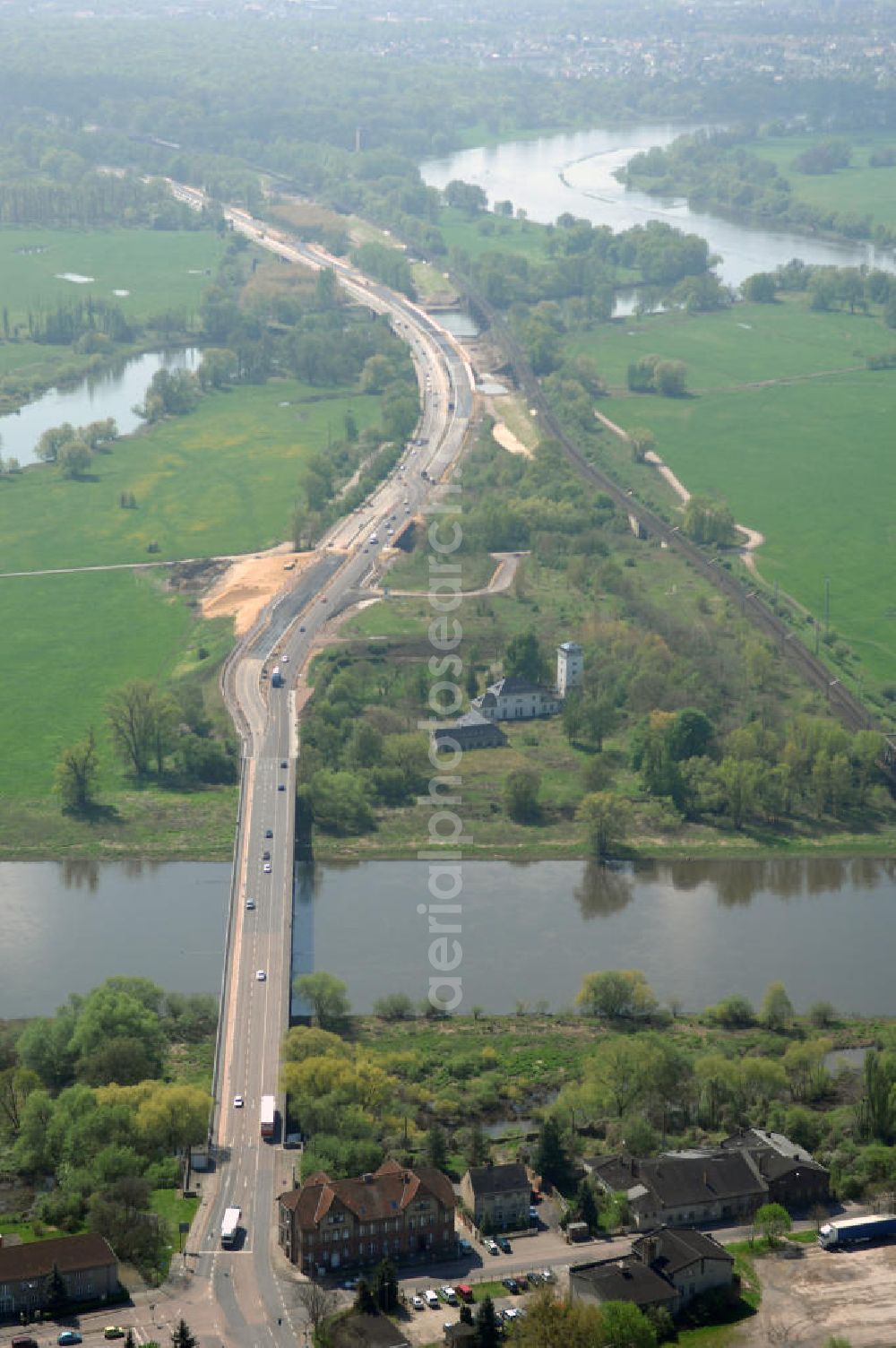 Aerial image Roßlau - Blick auf verschiedene Brückenbauwerke an der Baustelle zum Ausbau der B184 zwischen Dessau und Roßlau in Sachsen-Anhalt. Die B184 wird aufgrund des gestiegenen Verkehrsaufkommens 4-streifig über den Verlauf der Elbe hinweg ausgebaut.Bauherr ist der Landesbetrieb Bau Sachsen-Anhalt, die Projektleitung liegt bei SCHÜßLER-PLAN Berlin.