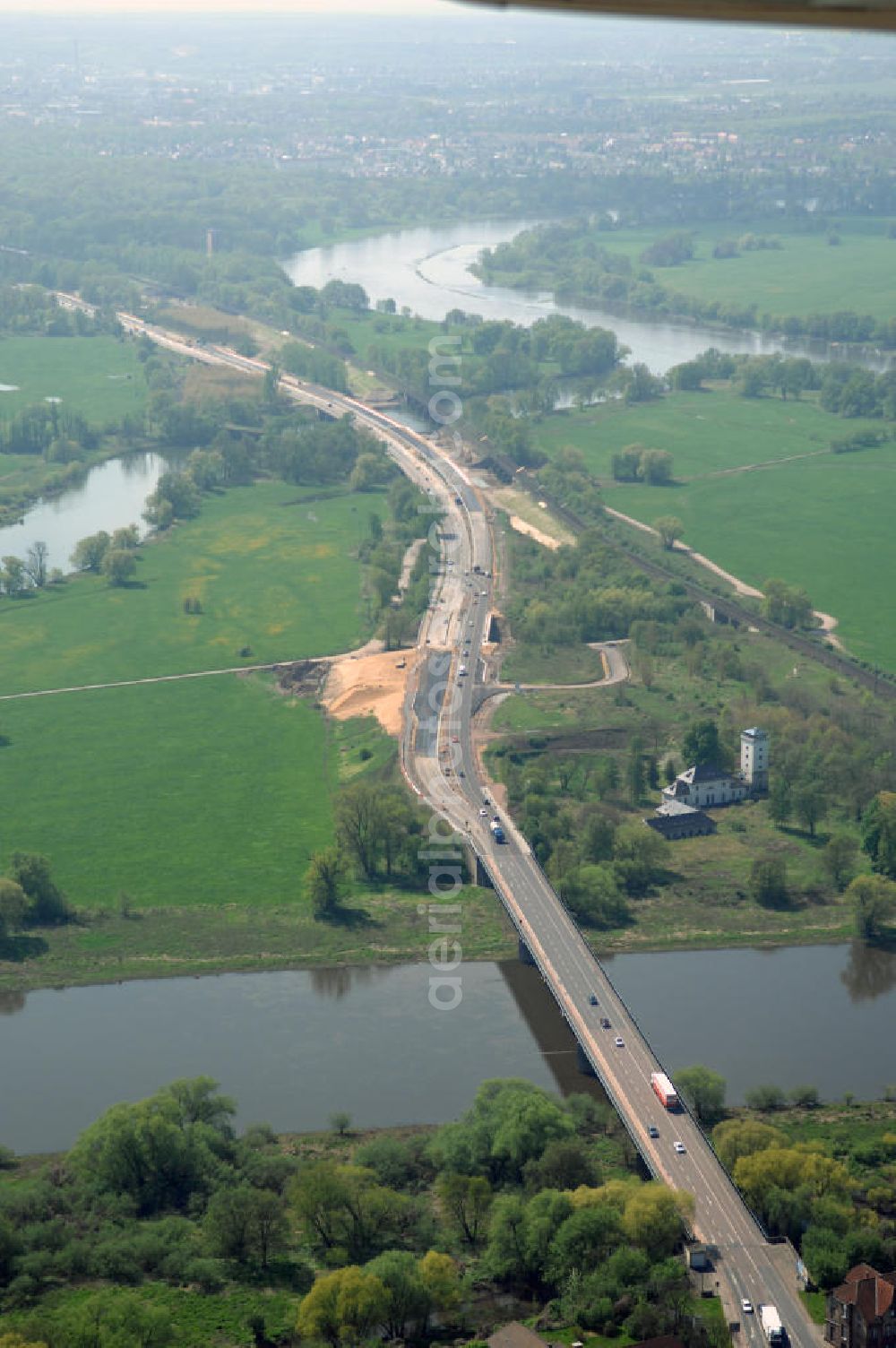 Aerial photograph Roßlau - Blick auf verschiedene Brückenbauwerke an der Baustelle zum Ausbau der B184 zwischen Dessau und Roßlau in Sachsen-Anhalt. Die B184 wird aufgrund des gestiegenen Verkehrsaufkommens 4-streifig über den Verlauf der Elbe hinweg ausgebaut.Bauherr ist der Landesbetrieb Bau Sachsen-Anhalt, die Projektleitung liegt bei SCHÜßLER-PLAN Berlin.