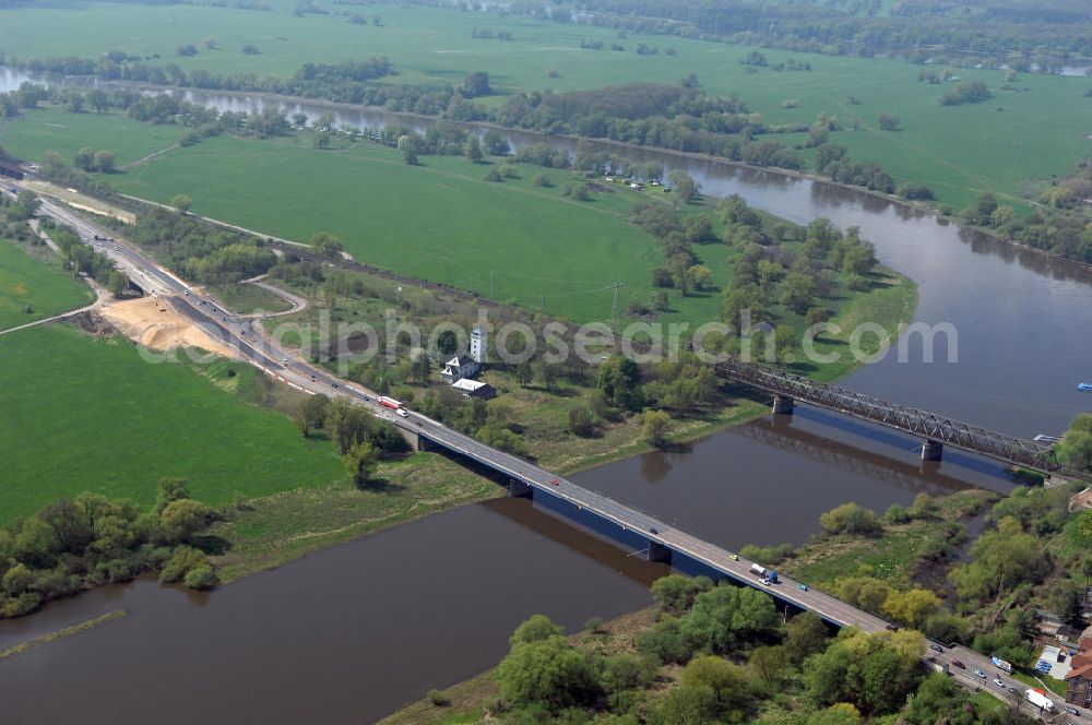 Roßlau from above - Blick auf verschiedene Brückenbauwerke an der Baustelle zum Ausbau der B184 zwischen Dessau und Roßlau in Sachsen-Anhalt. Die B184 wird aufgrund des gestiegenen Verkehrsaufkommens 4-streifig über den Verlauf der Elbe hinweg ausgebaut.Bauherr ist der Landesbetrieb Bau Sachsen-Anhalt, die Projektleitung liegt bei SCHÜßLER-PLAN Berlin.