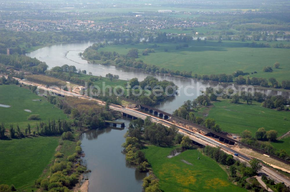 Roßlau from the bird's eye view: Blick auf verschiedene Brückenbauwerke an der Baustelle zum Ausbau der B184 zwischen Dessau und Roßlau in Sachsen-Anhalt. Die B184 wird aufgrund des gestiegenen Verkehrsaufkommens 4-streifig über den Verlauf der Elbe hinweg ausgebaut.Bauherr ist der Landesbetrieb Bau Sachsen-Anhalt, die Projektleitung liegt bei SCHÜßLER-PLAN Berlin.