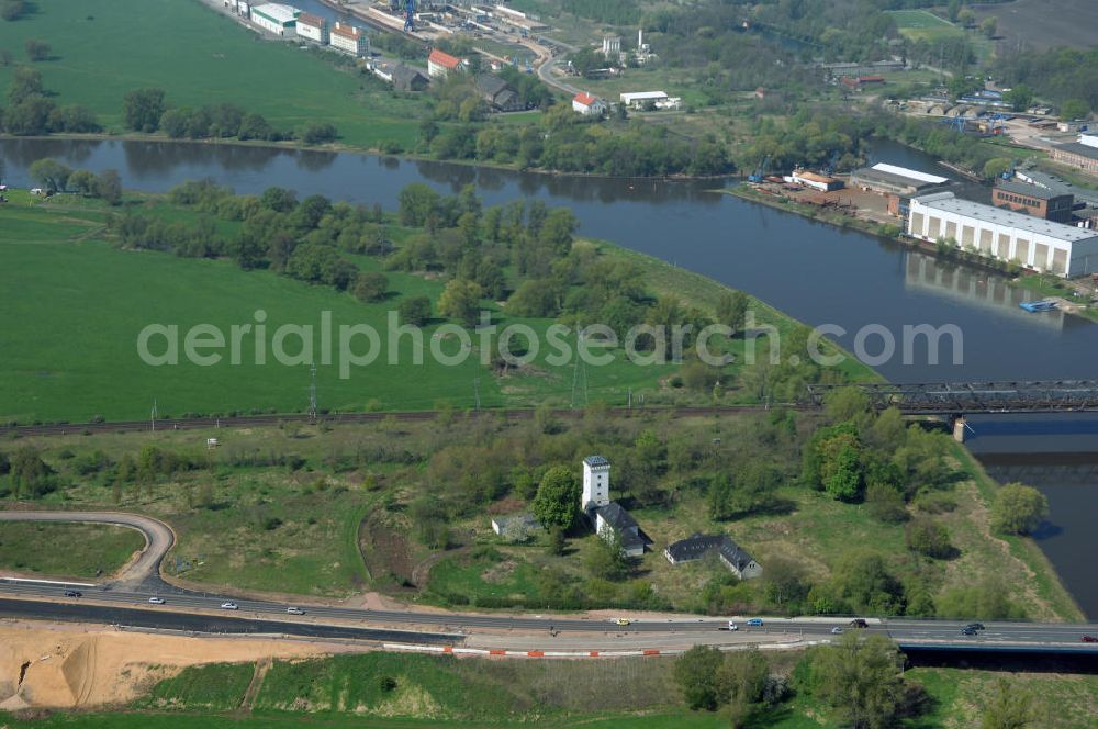 Aerial image Roßlau - Blick auf verschiedene Brückenbauwerke an der Baustelle zum Ausbau der B184 zwischen Dessau und Roßlau in Sachsen-Anhalt. Die B184 wird aufgrund des gestiegenen Verkehrsaufkommens 4-streifig über den Verlauf der Elbe hinweg ausgebaut.Bauherr ist der Landesbetrieb Bau Sachsen-Anhalt, die Projektleitung liegt bei SCHÜßLER-PLAN Berlin.