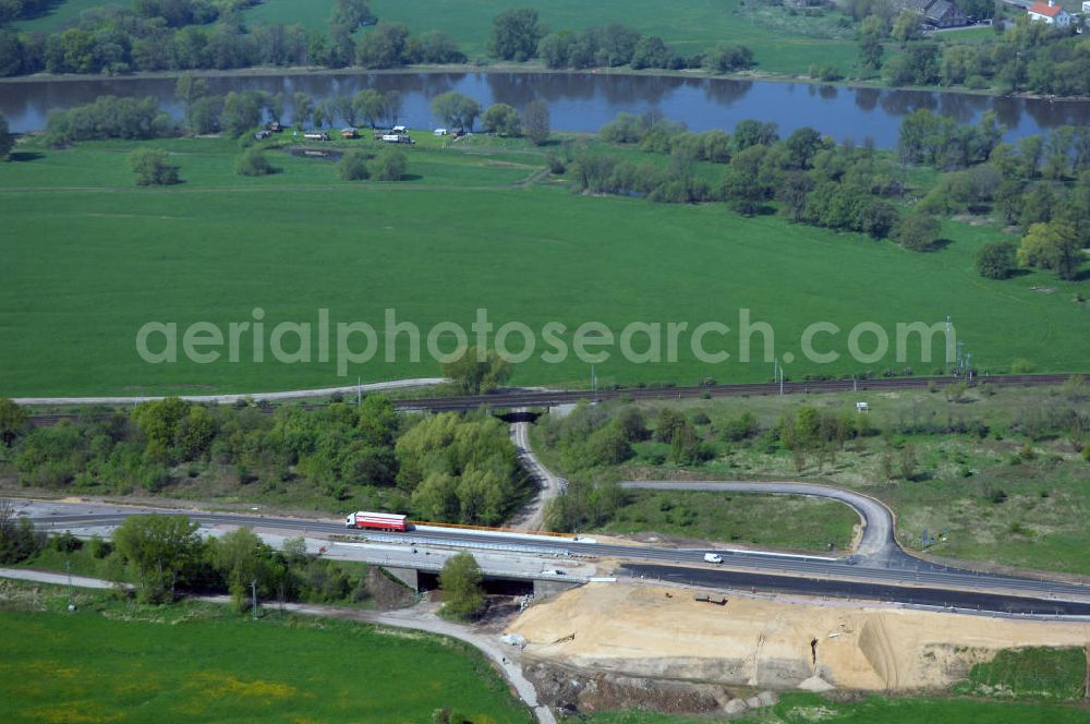 Aerial photograph Roßlau - Blick auf verschiedene Brückenbauwerke an der Baustelle zum Ausbau der B184 zwischen Dessau und Roßlau in Sachsen-Anhalt. Die B184 wird aufgrund des gestiegenen Verkehrsaufkommens 4-streifig über den Verlauf der Elbe hinweg ausgebaut.Bauherr ist der Landesbetrieb Bau Sachsen-Anhalt, die Projektleitung liegt bei SCHÜßLER-PLAN Berlin.