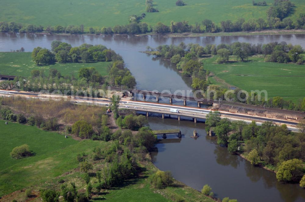 Roßlau from above - Blick auf verschiedene Brückenbauwerke an der Baustelle zum Ausbau der B184 zwischen Dessau und Roßlau in Sachsen-Anhalt. Die B184 wird aufgrund des gestiegenen Verkehrsaufkommens 4-streifig über den Verlauf der Elbe hinweg ausgebaut.Bauherr ist der Landesbetrieb Bau Sachsen-Anhalt, die Projektleitung liegt bei SCHÜßLER-PLAN Berlin.