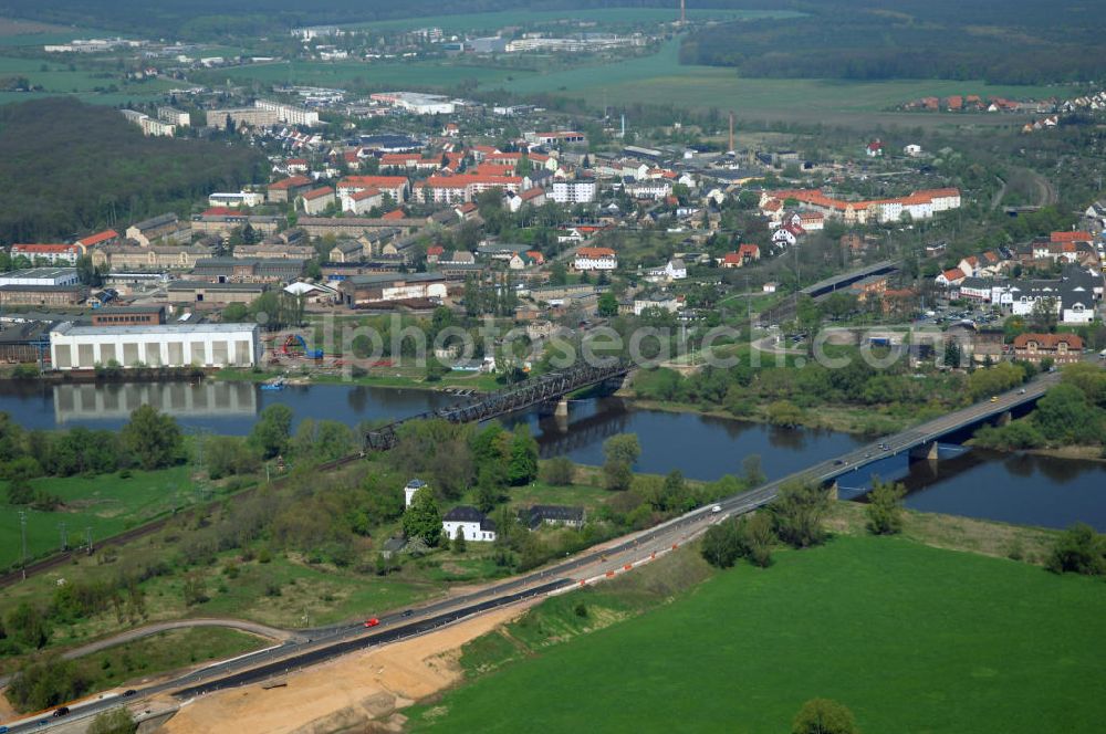 Roßlau from the bird's eye view: Blick auf verschiedene Brückenbauwerke an der Baustelle zum Ausbau der B184 zwischen Dessau und Roßlau in Sachsen-Anhalt. Die B184 wird aufgrund des gestiegenen Verkehrsaufkommens 4-streifig über den Verlauf der Elbe hinweg ausgebaut.Bauherr ist der Landesbetrieb Bau Sachsen-Anhalt, die Projektleitung liegt bei SCHÜßLER-PLAN Berlin.