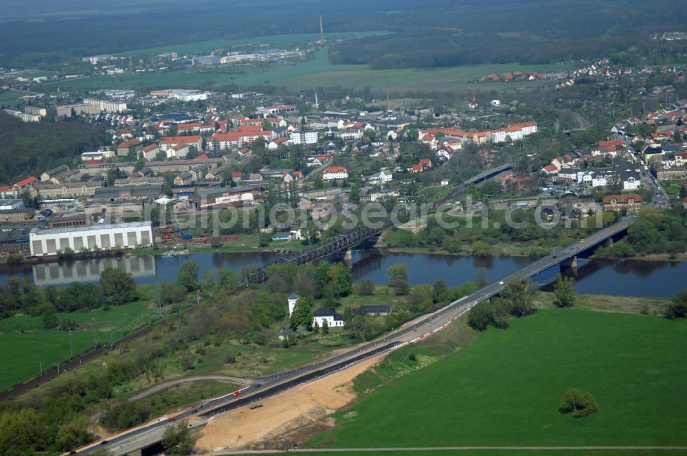 Aerial image Roßlau - Blick auf verschiedene Brückenbauwerke an der Baustelle zum Ausbau der B184 zwischen Dessau und Roßlau in Sachsen-Anhalt. Die B184 wird aufgrund des gestiegenen Verkehrsaufkommens 4-streifig über den Verlauf der Elbe hinweg ausgebaut.Bauherr ist der Landesbetrieb Bau Sachsen-Anhalt, die Projektleitung liegt bei SCHÜßLER-PLAN Berlin.