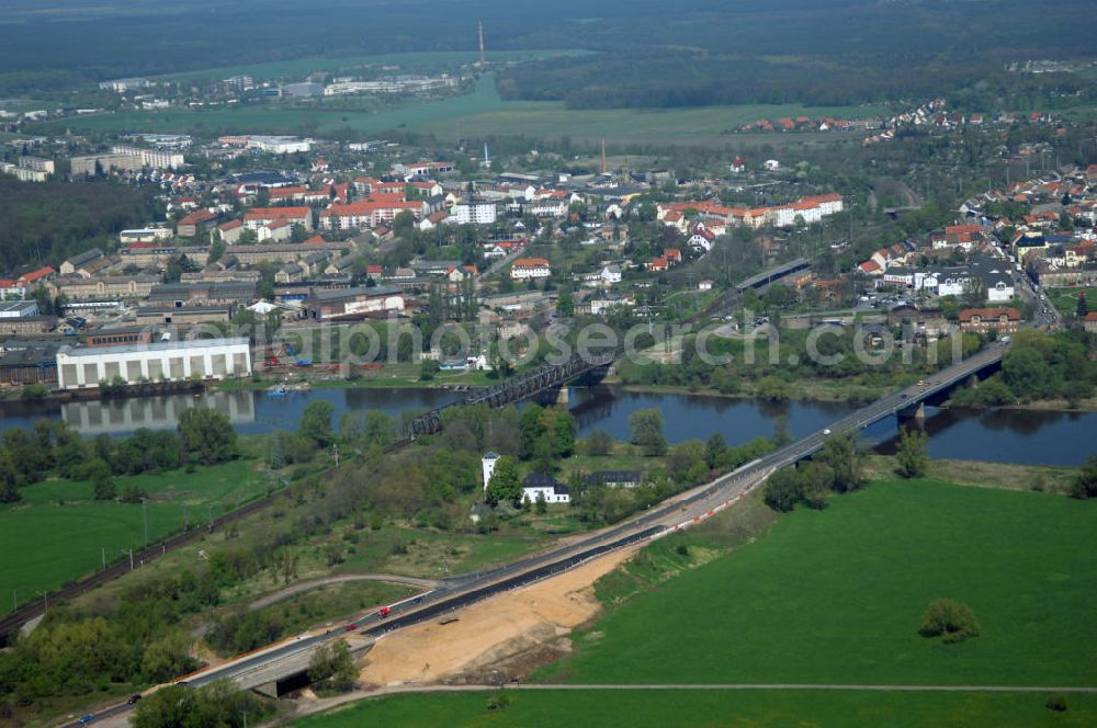 Aerial photograph Roßlau - Blick auf verschiedene Brückenbauwerke an der Baustelle zum Ausbau der B184 zwischen Dessau und Roßlau in Sachsen-Anhalt. Die B184 wird aufgrund des gestiegenen Verkehrsaufkommens 4-streifig über den Verlauf der Elbe hinweg ausgebaut.Bauherr ist der Landesbetrieb Bau Sachsen-Anhalt, die Projektleitung liegt bei SCHÜßLER-PLAN Berlin.