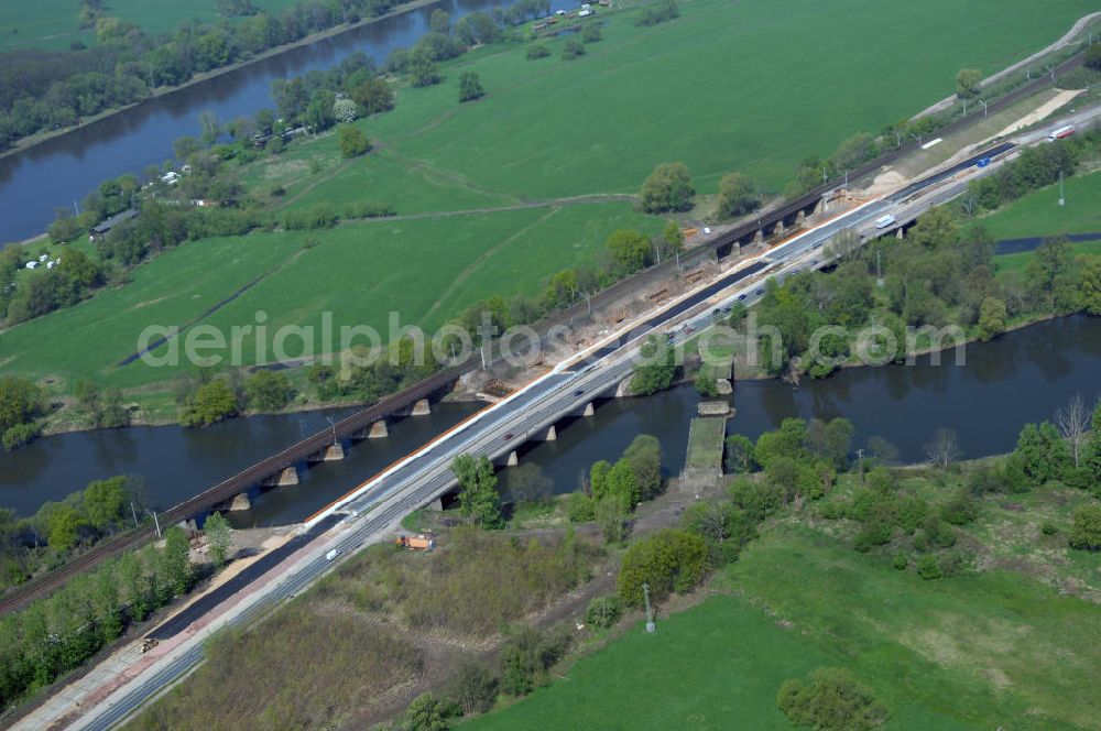 Roßlau from above - Blick auf verschiedene Brückenbauwerke an der Baustelle zum Ausbau der B184 zwischen Dessau und Roßlau in Sachsen-Anhalt. Die B184 wird aufgrund des gestiegenen Verkehrsaufkommens 4-streifig über den Verlauf der Elbe hinweg ausgebaut.Bauherr ist der Landesbetrieb Bau Sachsen-Anhalt, die Projektleitung liegt bei SCHÜßLER-PLAN Berlin.